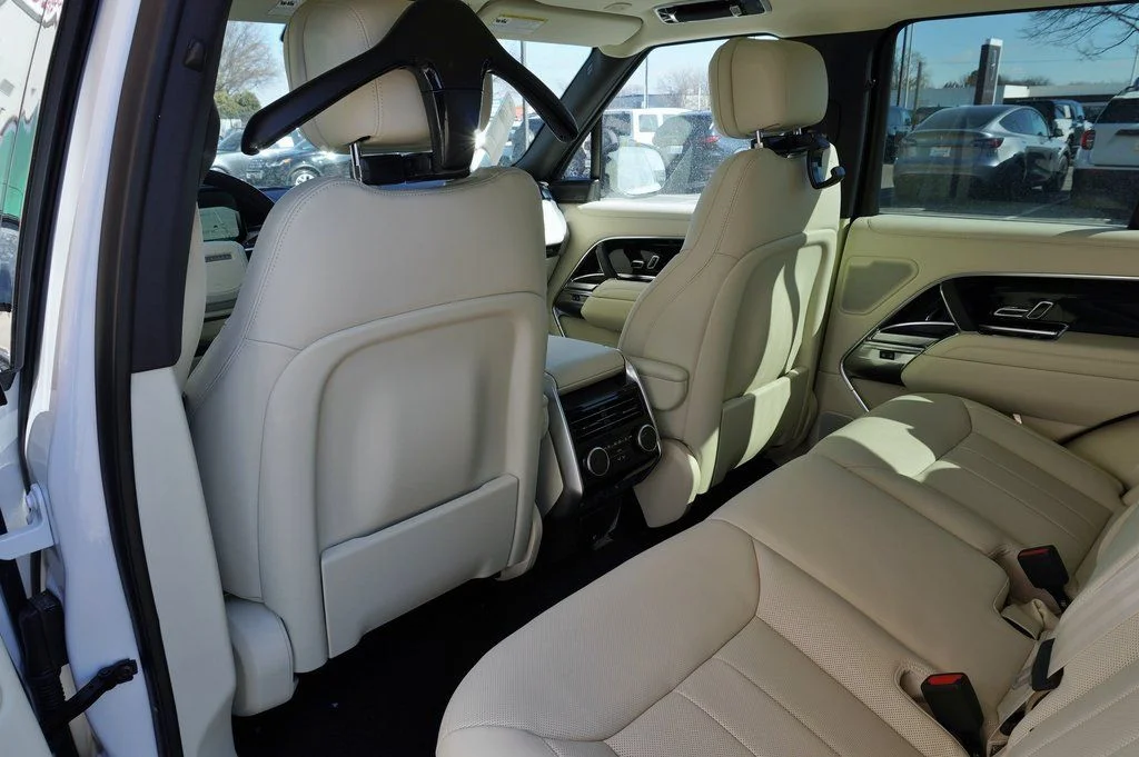 New 2026 Ostuni Pearl White Land Rover SE image 29