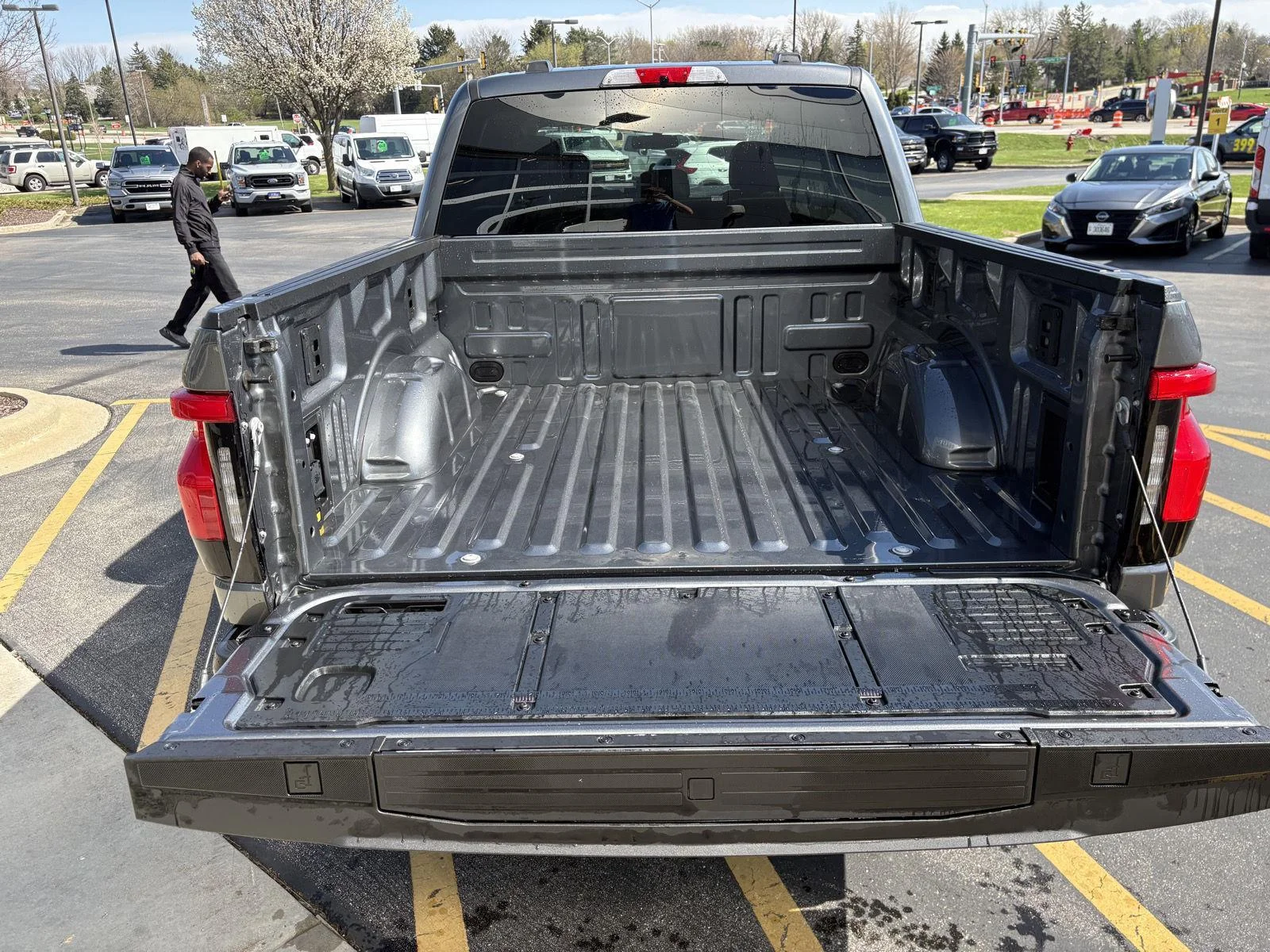 2025 Ford F-150 Lightning Flash - Photo 9
