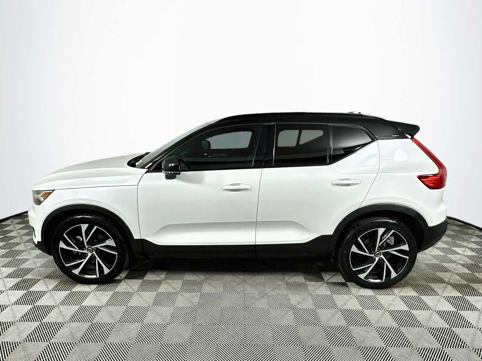 Used 2020 CRYSTAL WHITE MET Volvo R-Design image 4