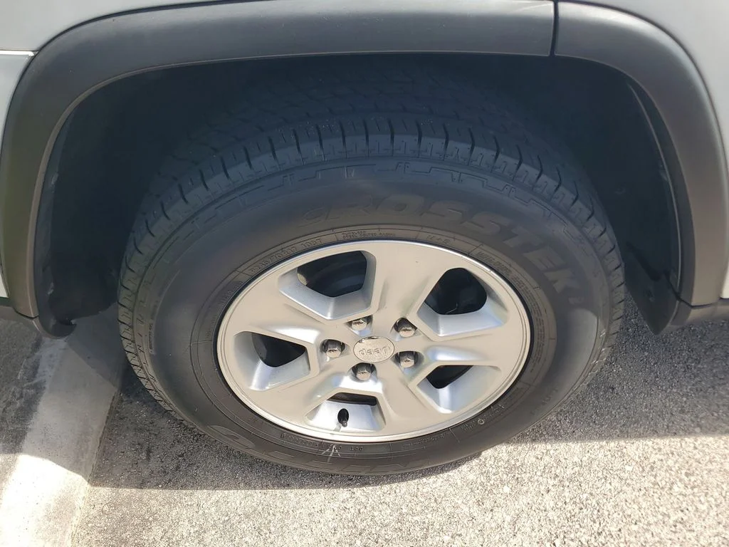Used 2016 White/off-white Jeep Laredo image 9