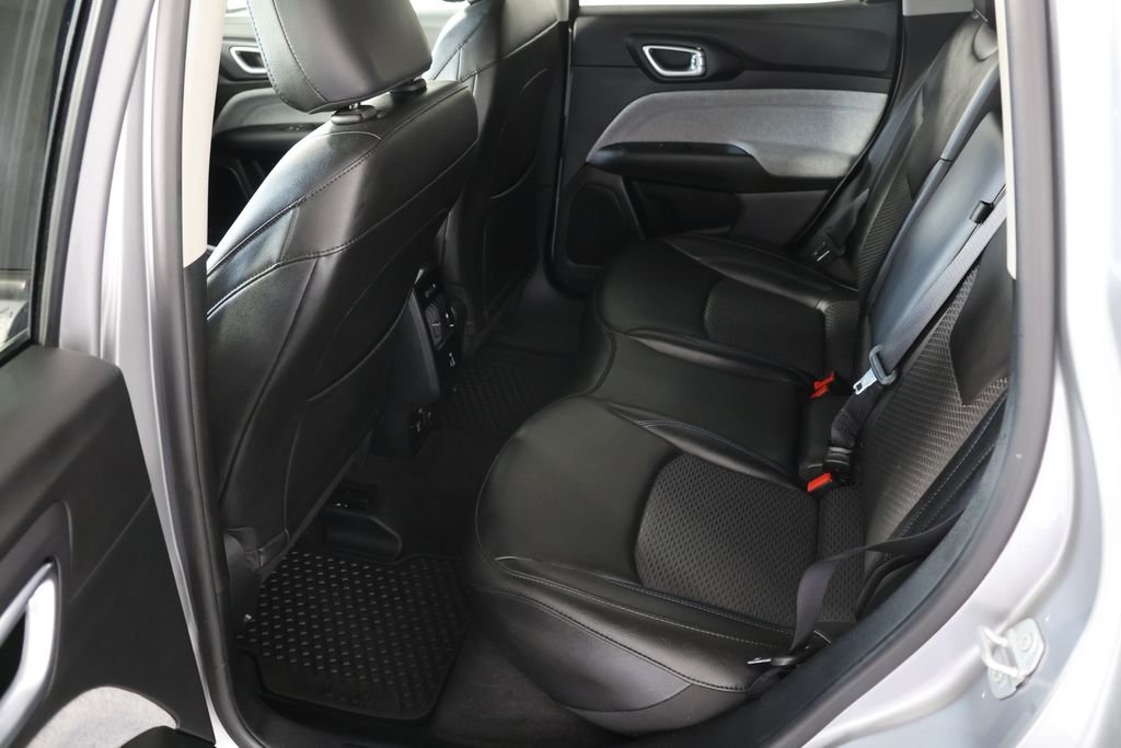 Used 2022 Silver Jeep Latitude image 20