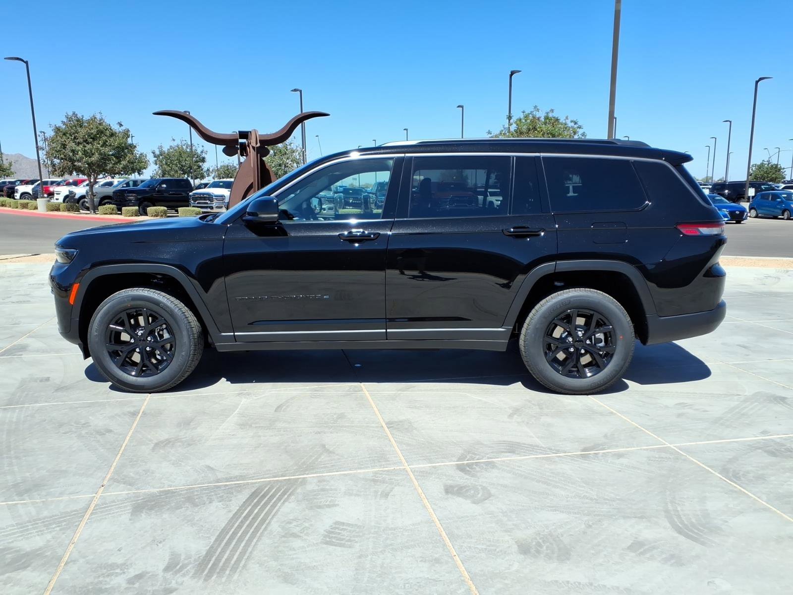 New 2026 Diamond Black Crystal Pearl-Coat Exterior Paint Jeep Laredo Altitude image 3