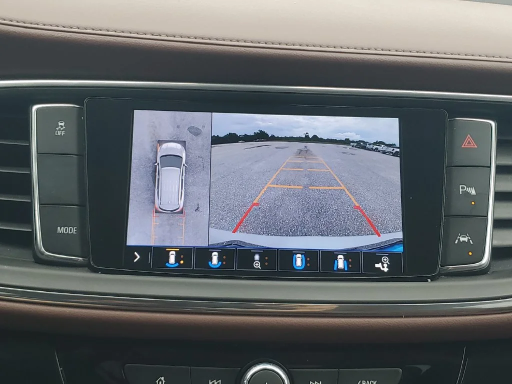 Used 2020 WHITE FROST TRICOAT Buick Avenir image 17