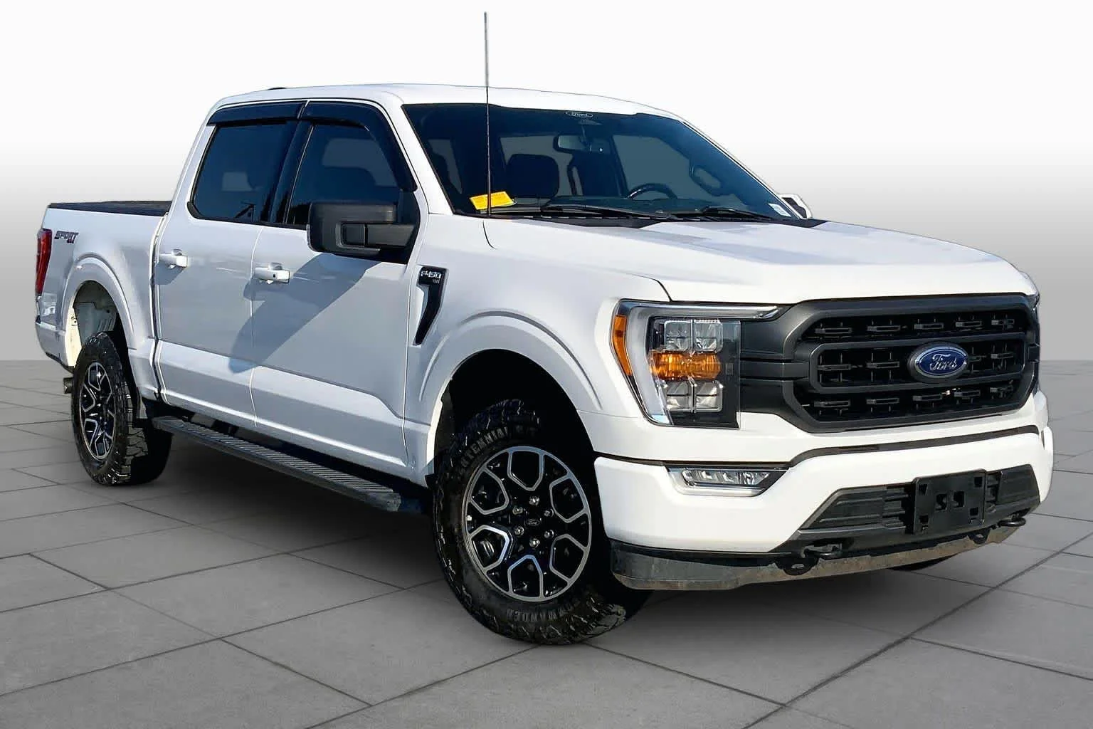 Certified Used 2022 Oxford White Clearcoat Ford XLT image 3