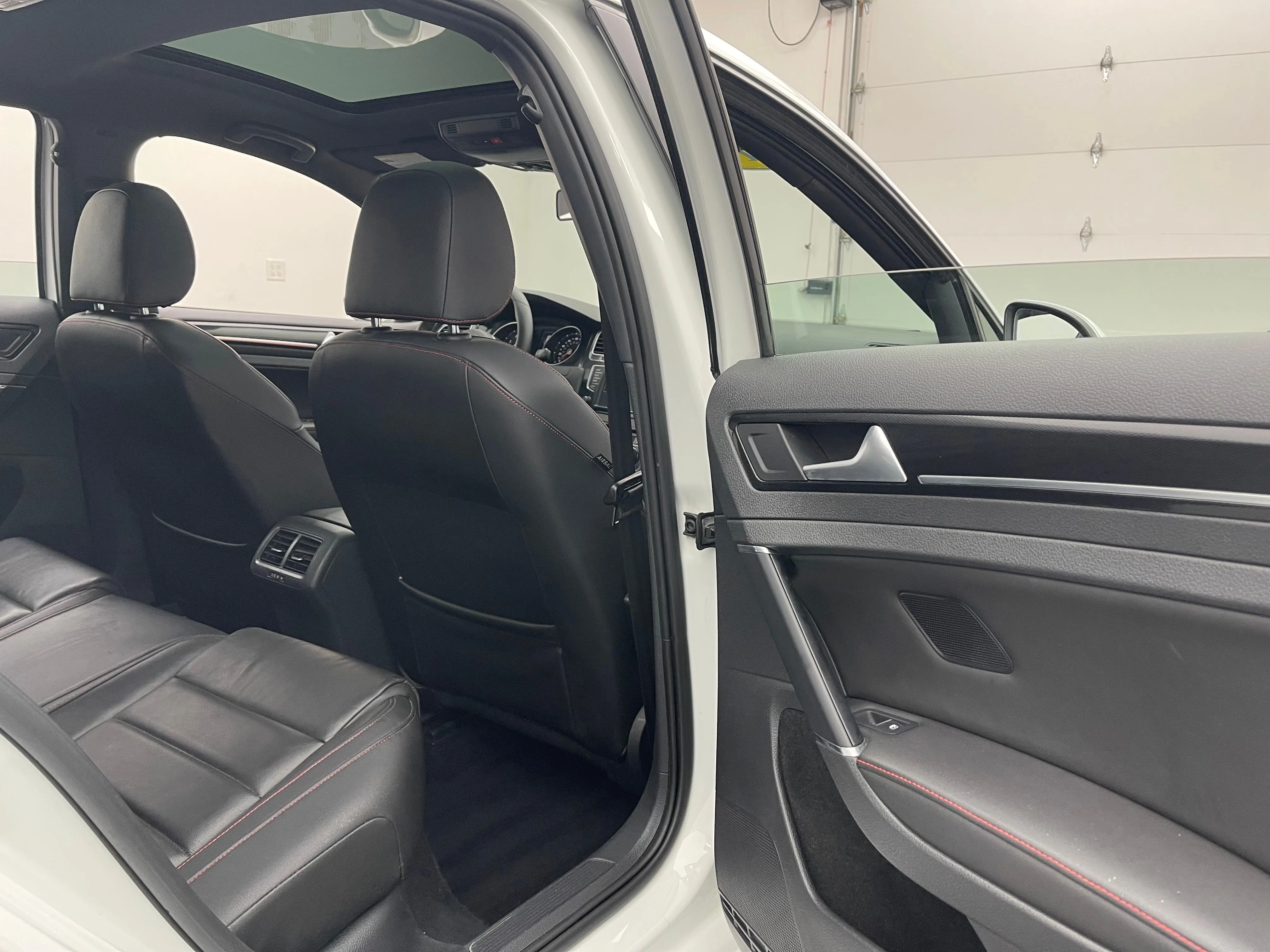 Used 2016 Pure White Volkswagen Autobahn image 34