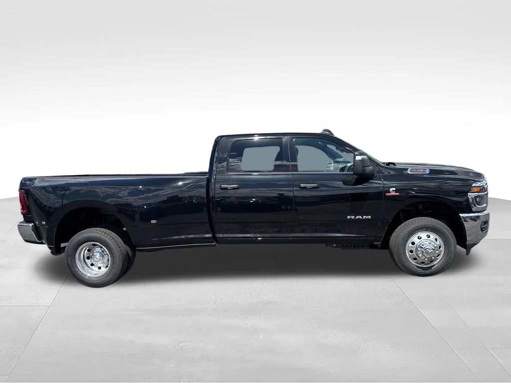 New 2026 Diamond Black Crystal Pearl-Coat Exterior Paint RAM BIG HORN image 2