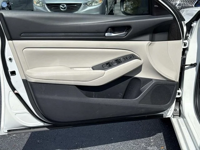 Used 2025 White Nissan 2.5 SV image 21