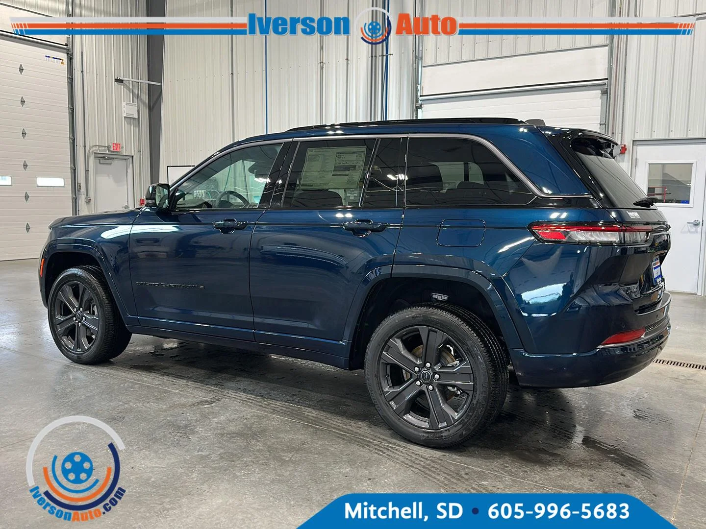 New 2027 Fathom Blue Pearl-Coat Paint Jeep Limited Reserve image 5