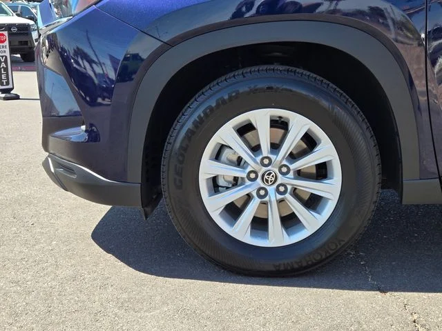 Used 2025  Toyota XLE image 9