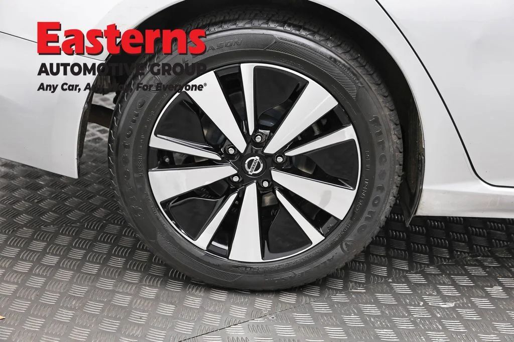 Used 2022 Silver Nissan 2.5 SV image 30