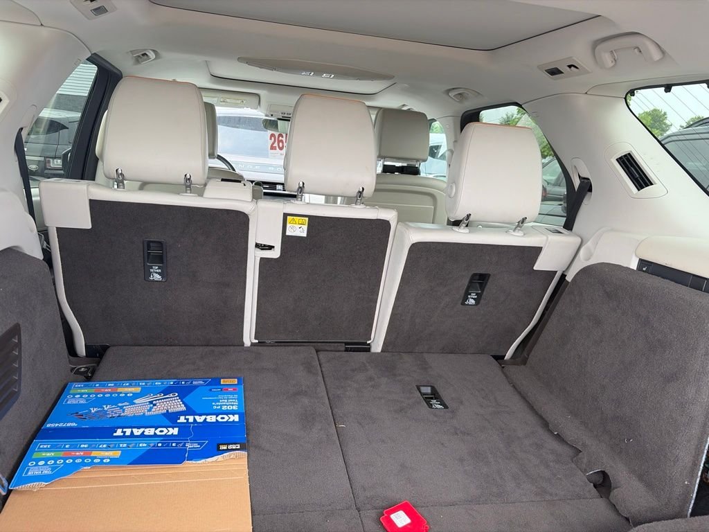 Used 2018 Fuji White Land Rover HSE Luxury image 24