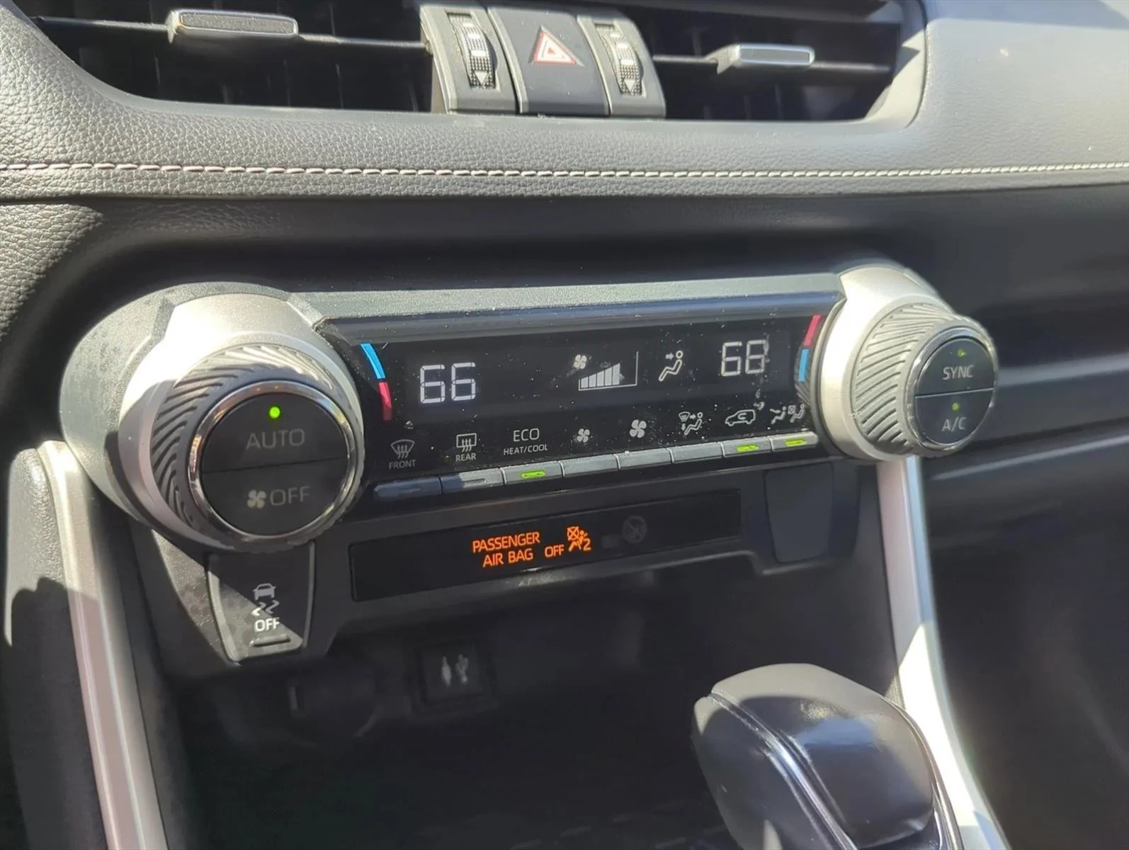 Used 2019 Super White Toyota XLE Premium image 23