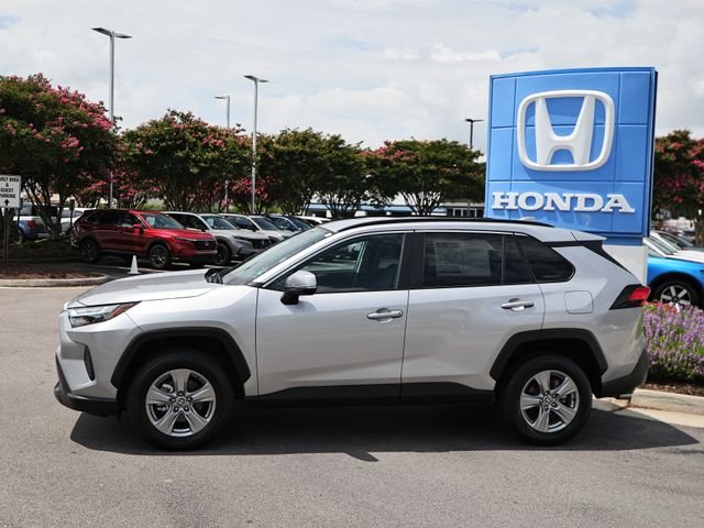 Used 2025 Silver Sky Metallic Toyota XLE image 4
