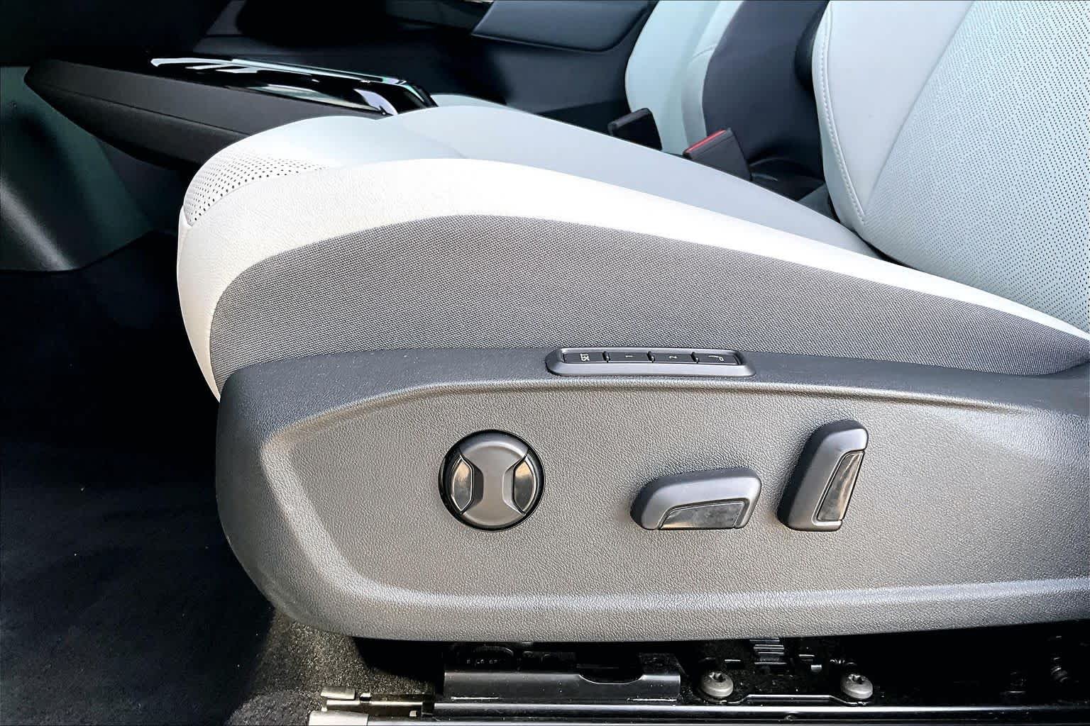 Used 2022 Dusk Blue Metallic/Black Roof Volkswagen Pro S image 29