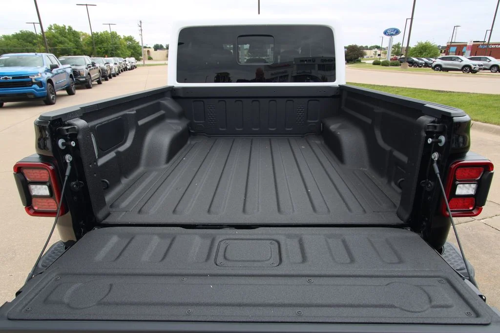 New 2026 Black Clear-Coat Exterior Paint Jeep Sahara image 16