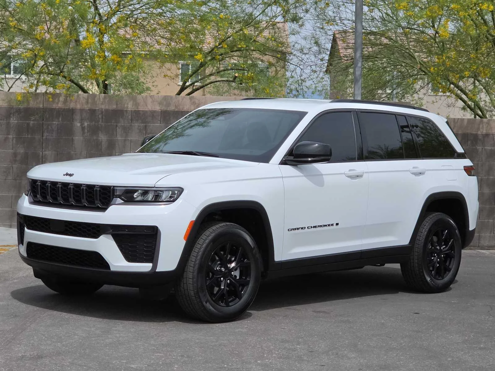 New 2026 Bright White Clear-Coat Exterior Paint Jeep Laredo Altitude image 4