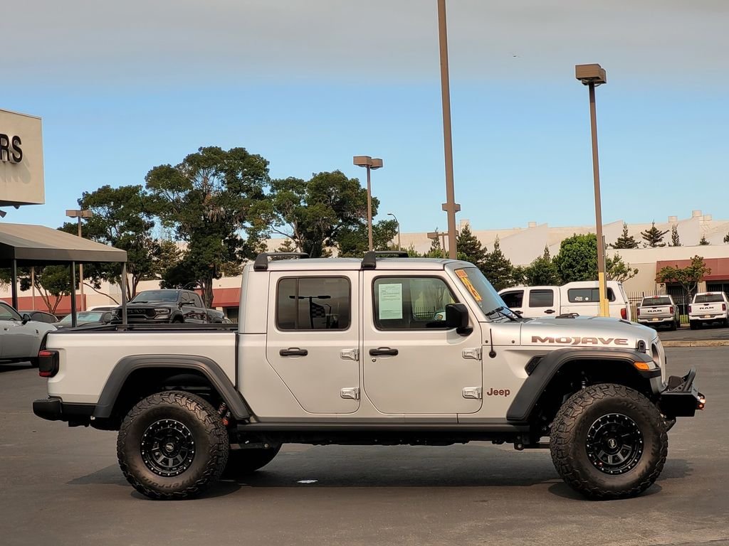 Used 2023 Silver Jeep Mojave image 3