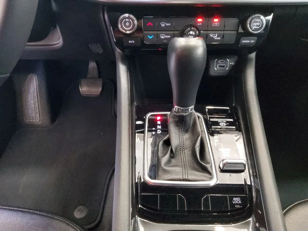 Used 2024 White Jeep Latitude image 26