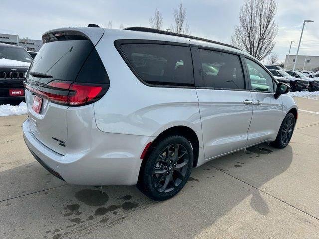 New 2026 Silver Mist Clear-Coat Exterior Paint Chrysler Limited image 5