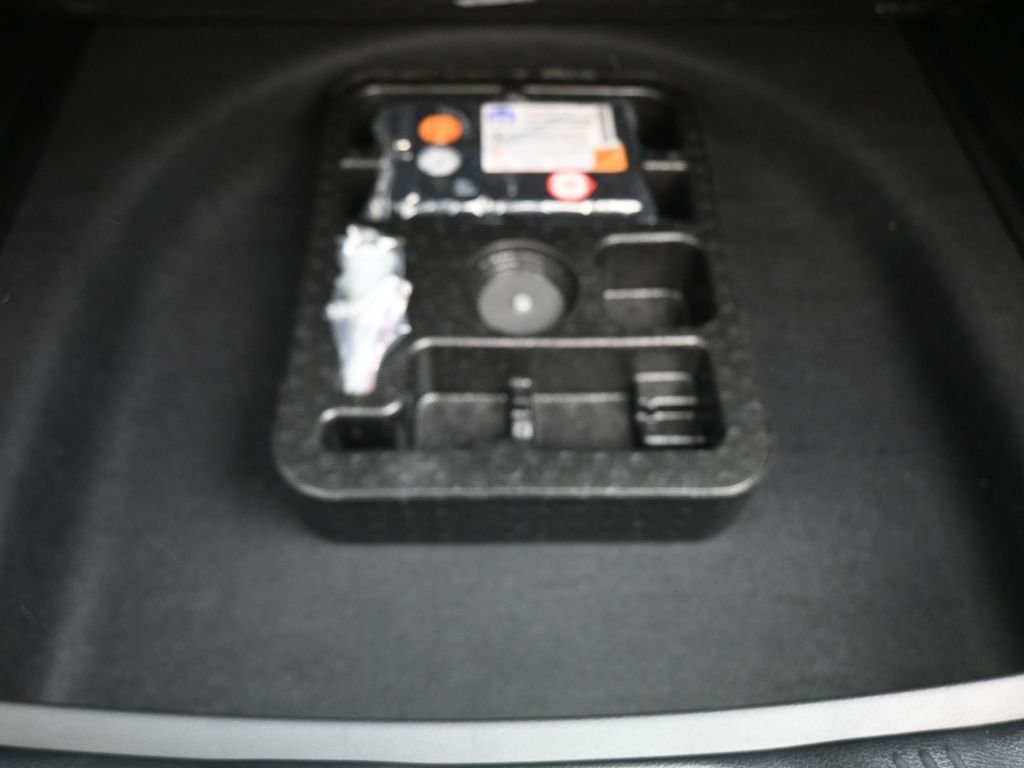 New 2026 Bright White Clear-Coat Exterior Paint Jeep Latitude image 12