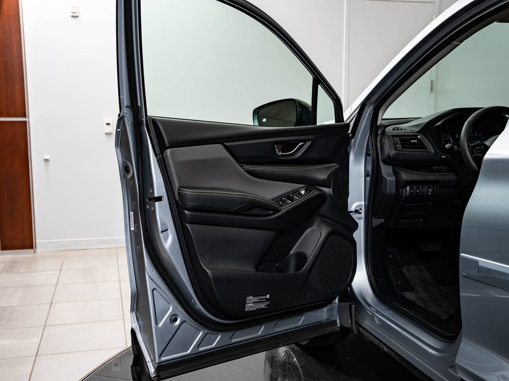 Used 2025 Ice Silver Metallic Subaru Onyx Edition image 28