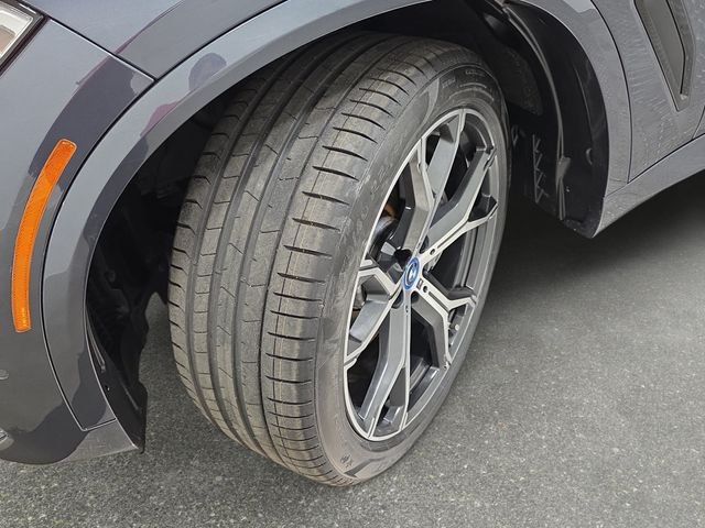 Used 2022 Arctic Grey Metallic BMW xDrive45e image 30