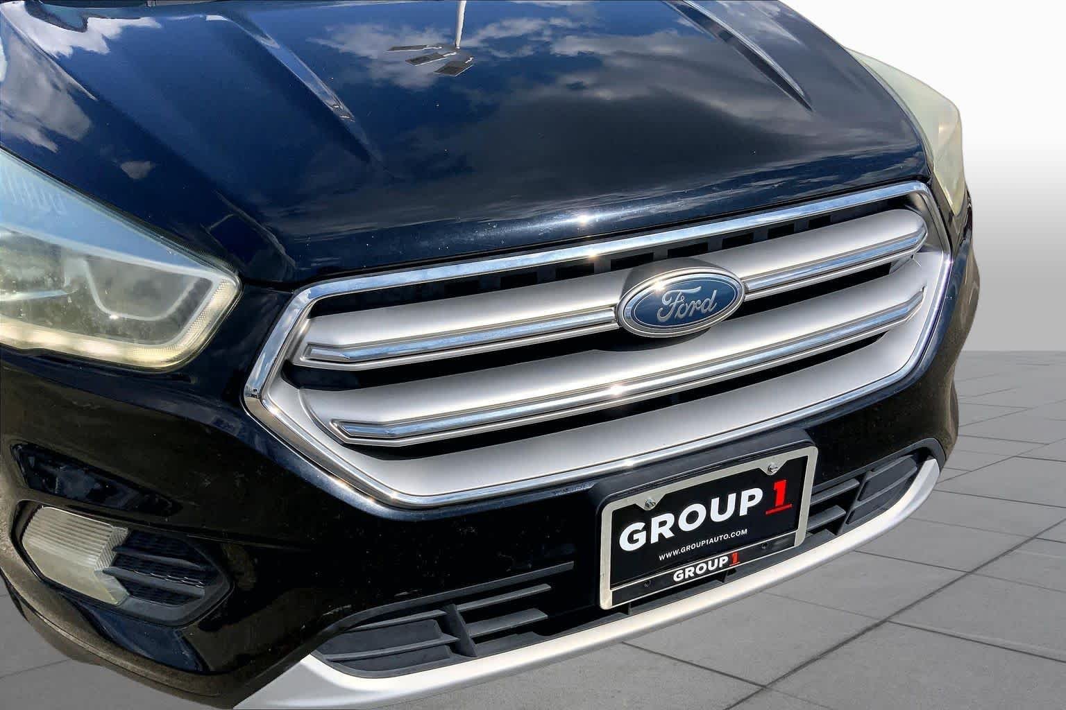 Used 2017 Shadow Black Ford SE image 27