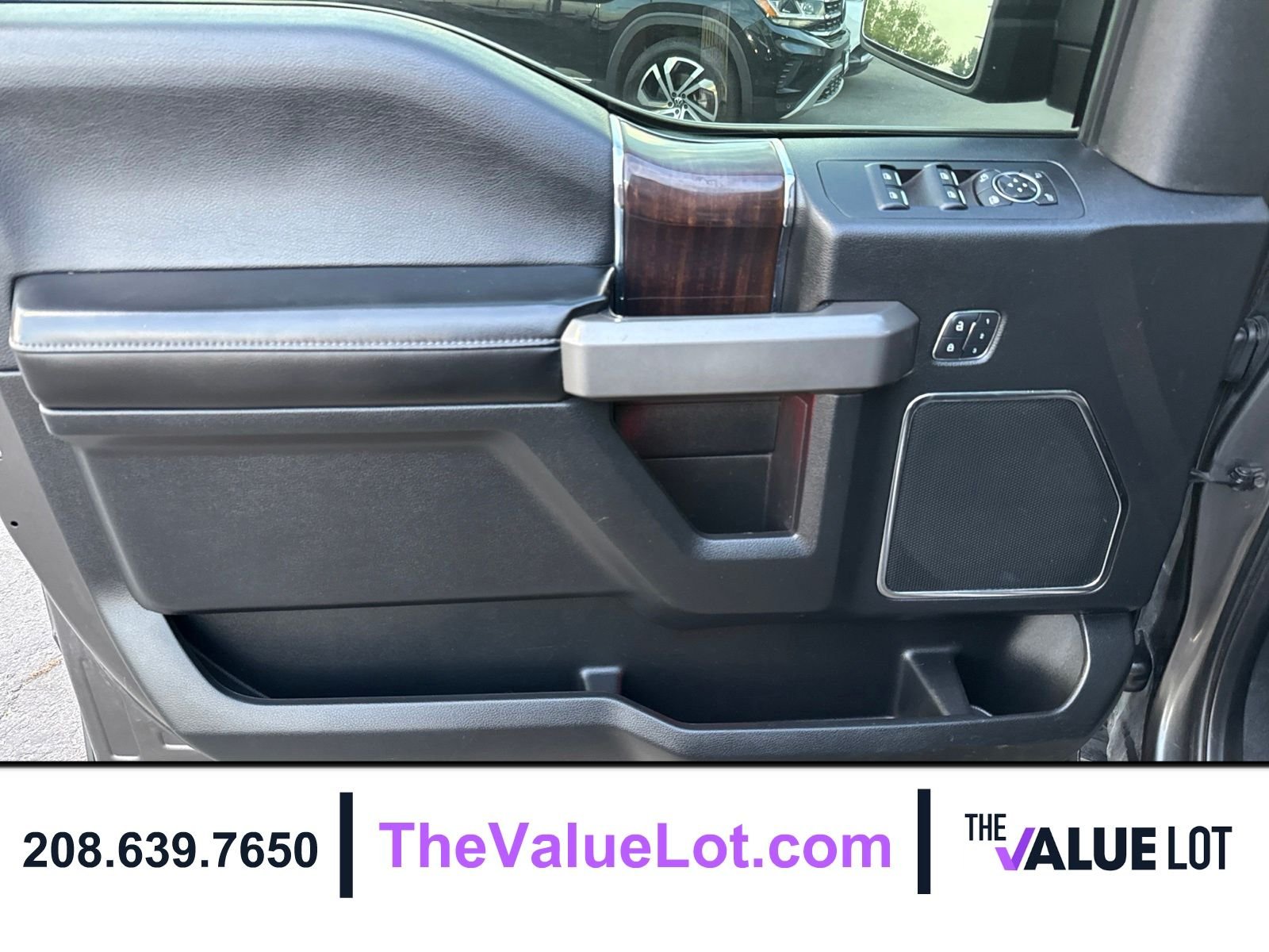 Used 2015  Ford Platinum image 21
