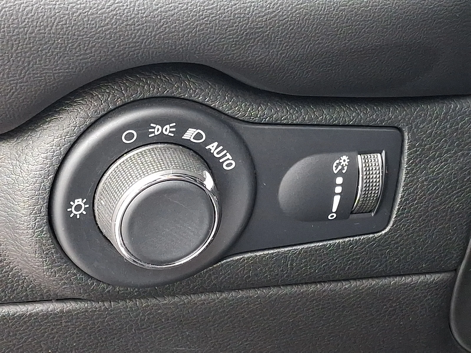 Used 2023 Red Dodge SXT image 25