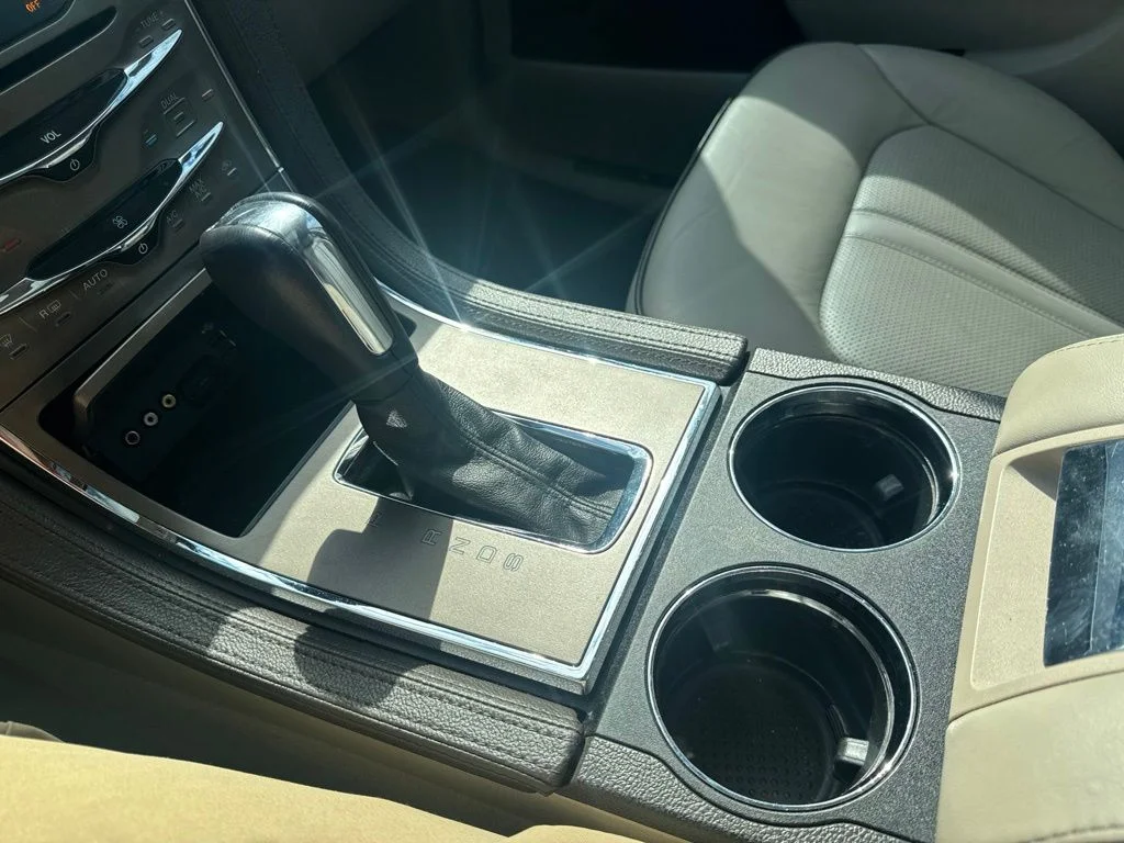 Used 2015 White Lincoln Base image 24