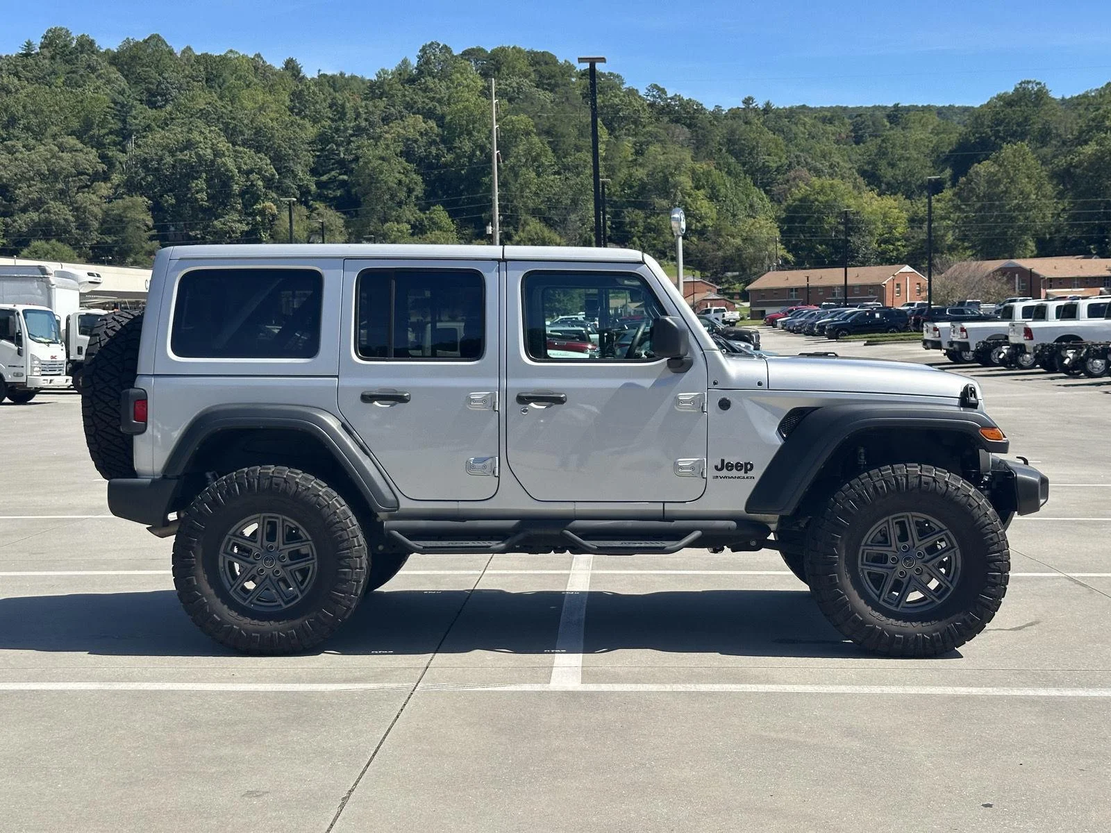 Used 2024 Silver Zynith Clearcoat Jeep Sport S image 8