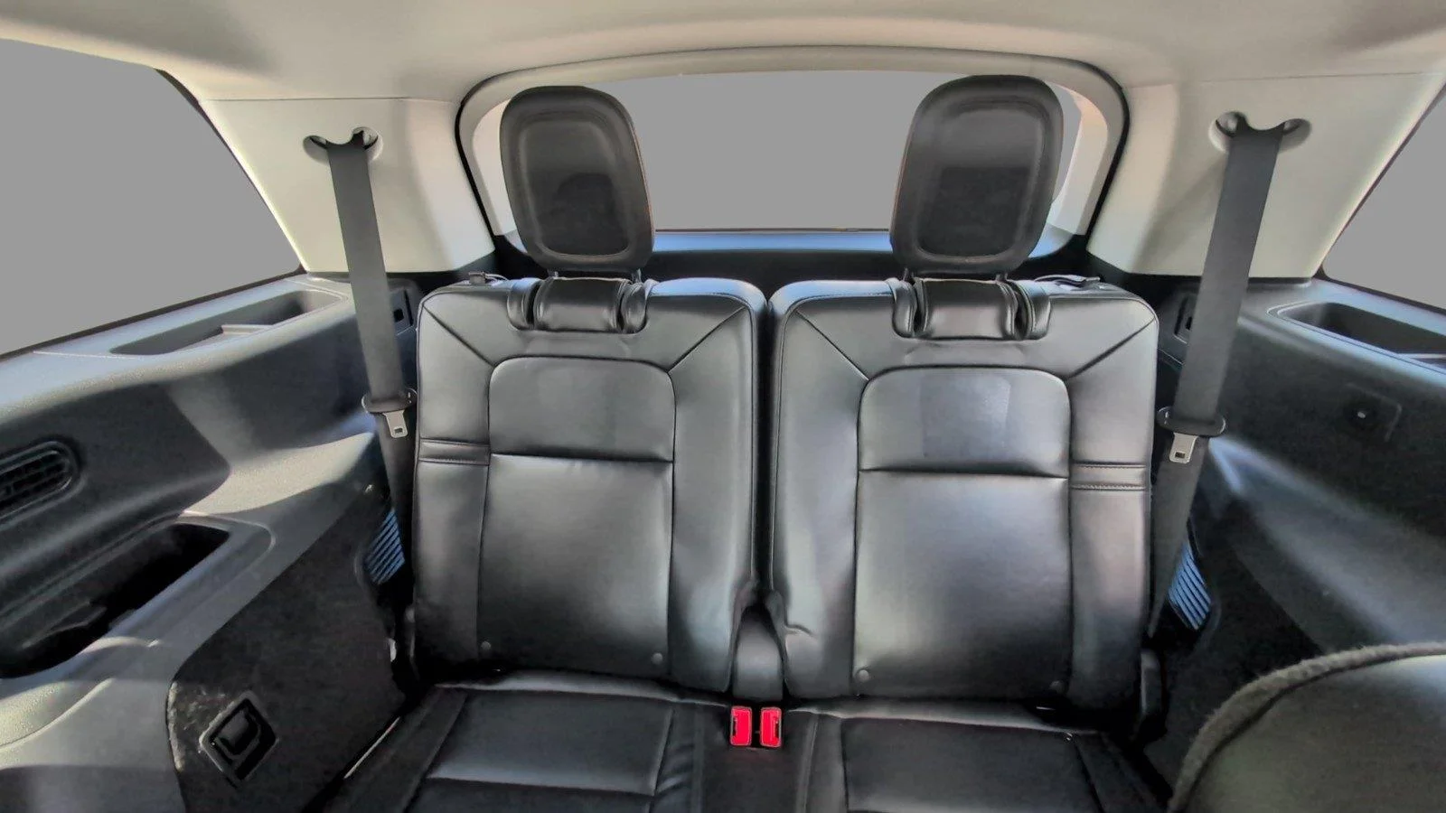 Used 2025 Pristine White Metallic Tri-Coat Lincoln Premiere image 35