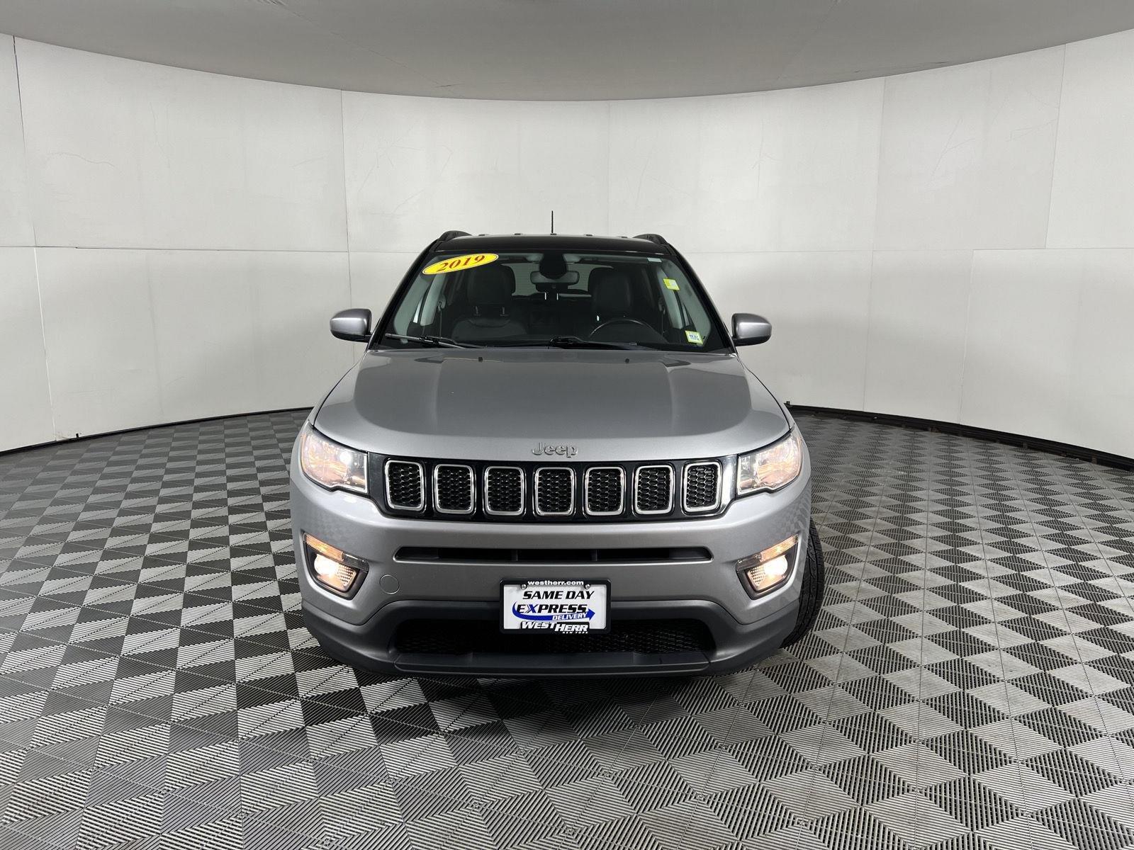 Used 2019 Billet Silver Metallic Clearcoat Jeep Latitude image 19