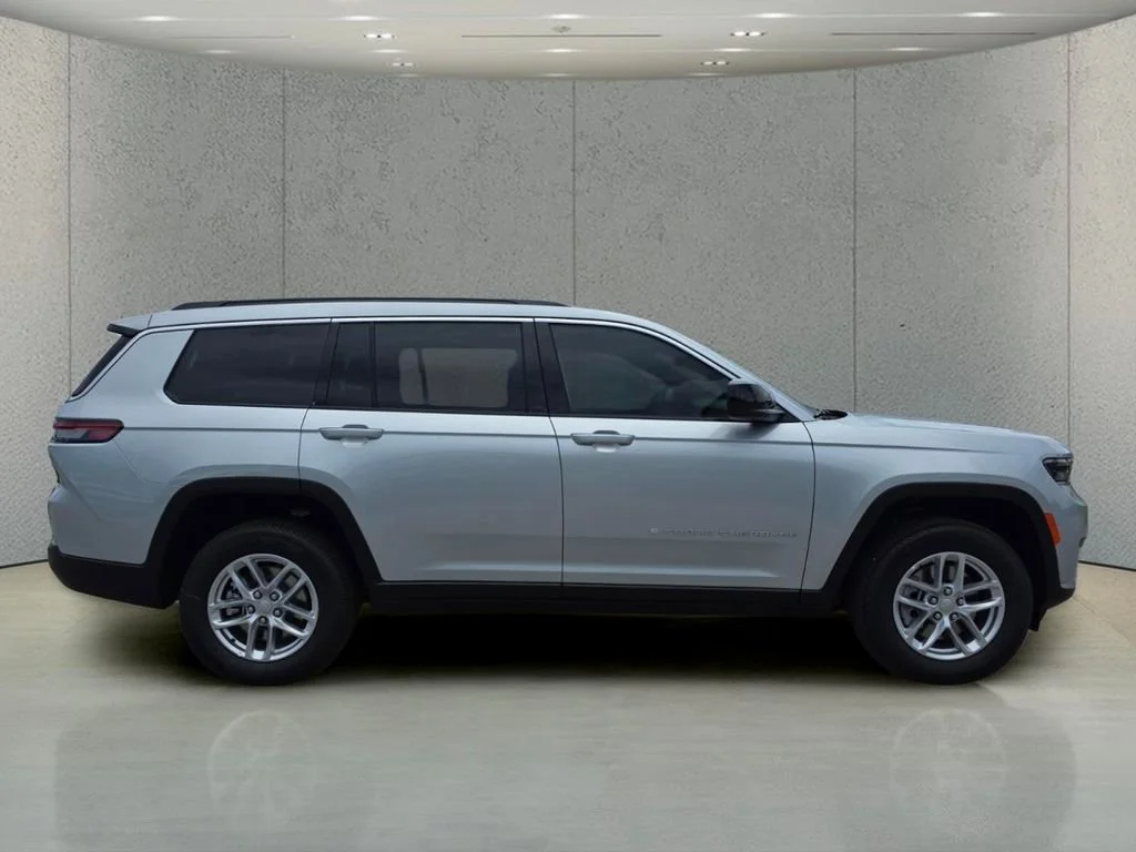 New 2026 Silver Zynith Exterior Paint Jeep Laredo image 2