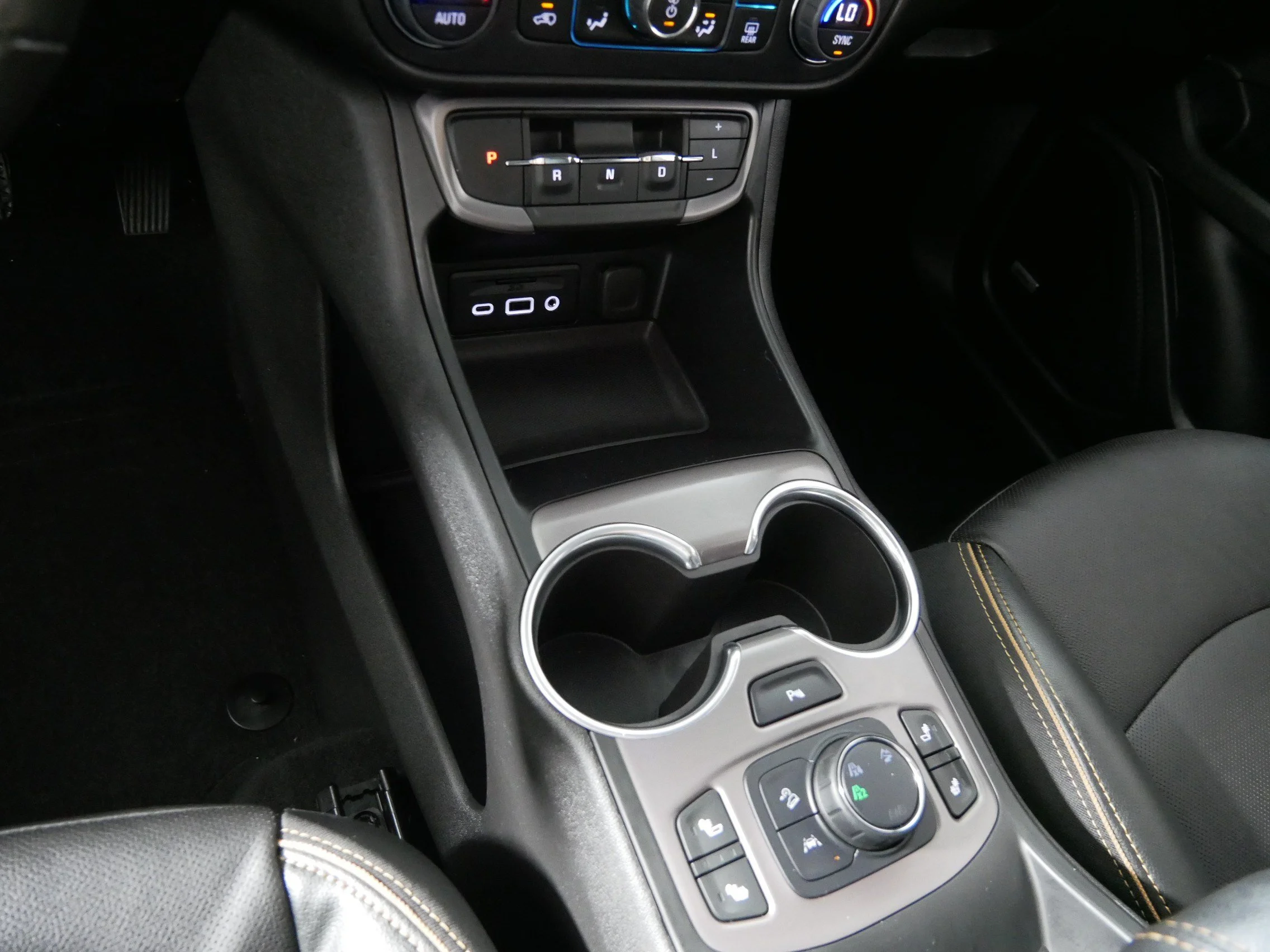 Used 2022 Summit White GMC AT4 image 24