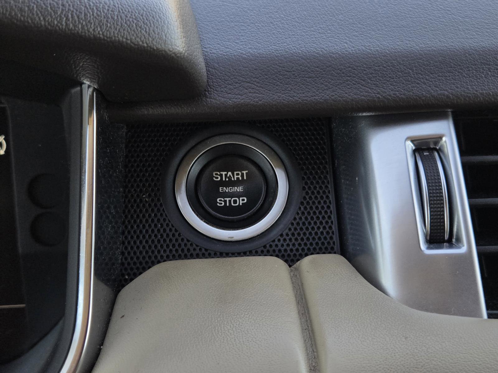 Used 2019 Fuji White Land Rover Dynamic image 17