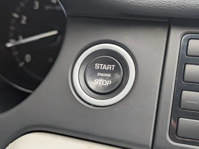 Used 2019 Fuji White Land Rover SE image 21