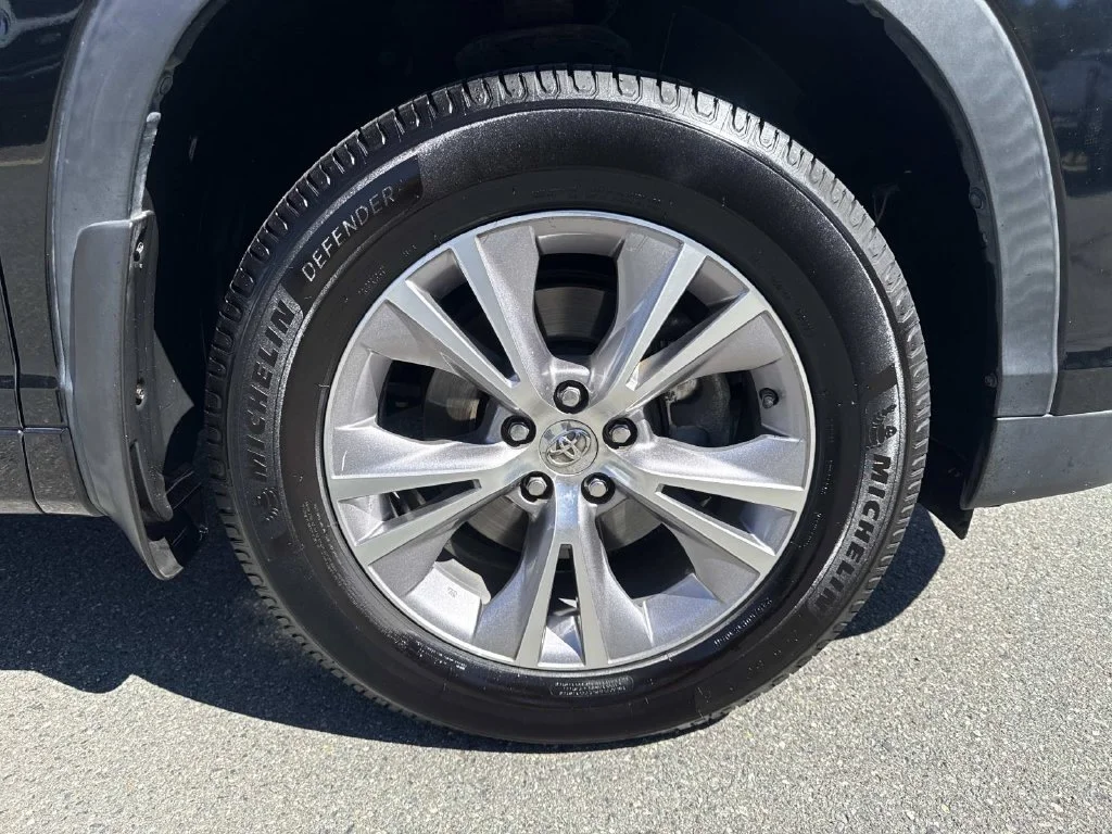 Used 2015 Black Toyota XLE V6 image 9