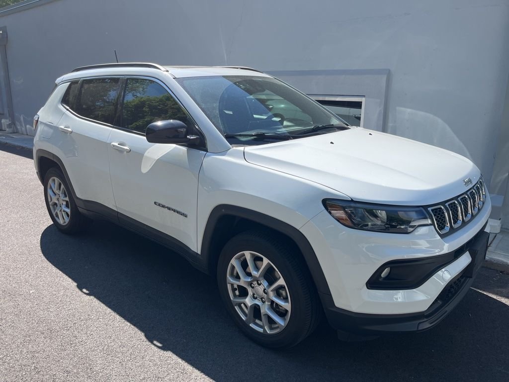 2023 Jeep Compass Latitude Lux 4X4's photo