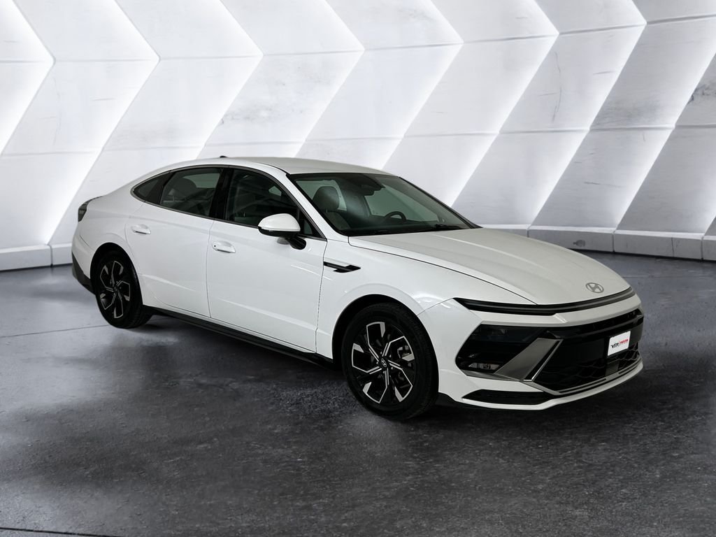Used 2024 White Hyundai SEL image 1