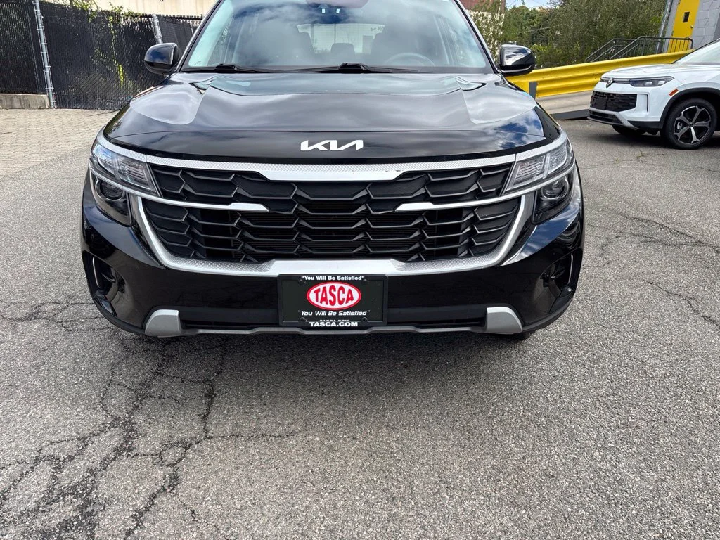 Used 2024 Black Kia LX image 9