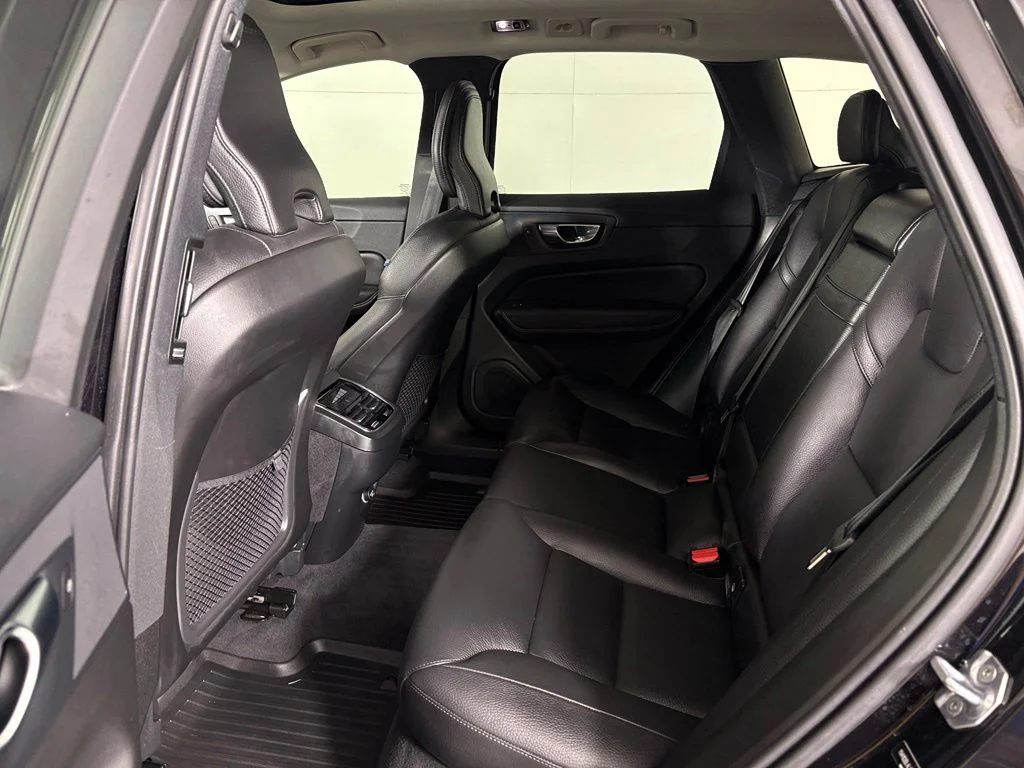 Used 2020 Onyx Black Metallic Volvo T5 Inscription image 34