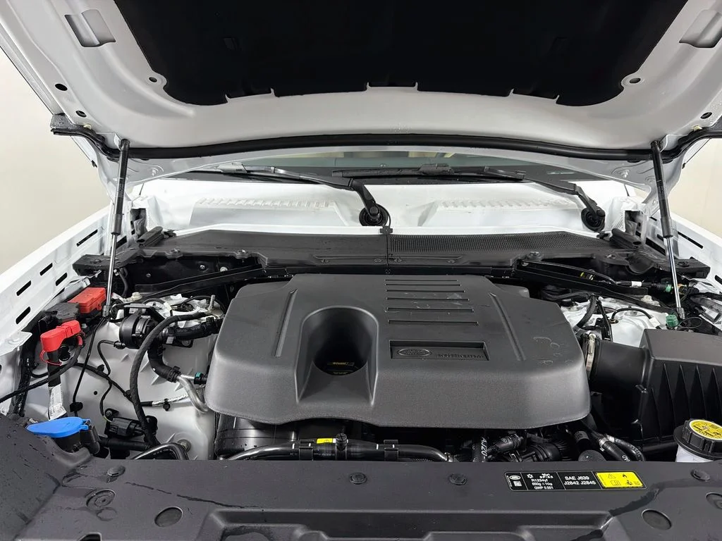 New 2026 Fuji White Land Rover X-Dynamic SE image 32