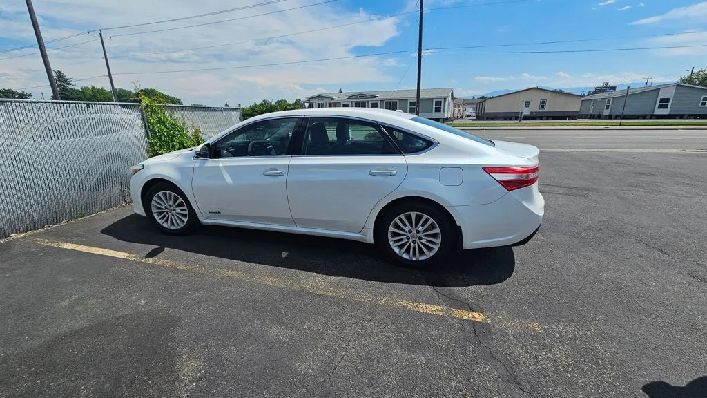 Used 2014 White Toyota XLE Touring image 5