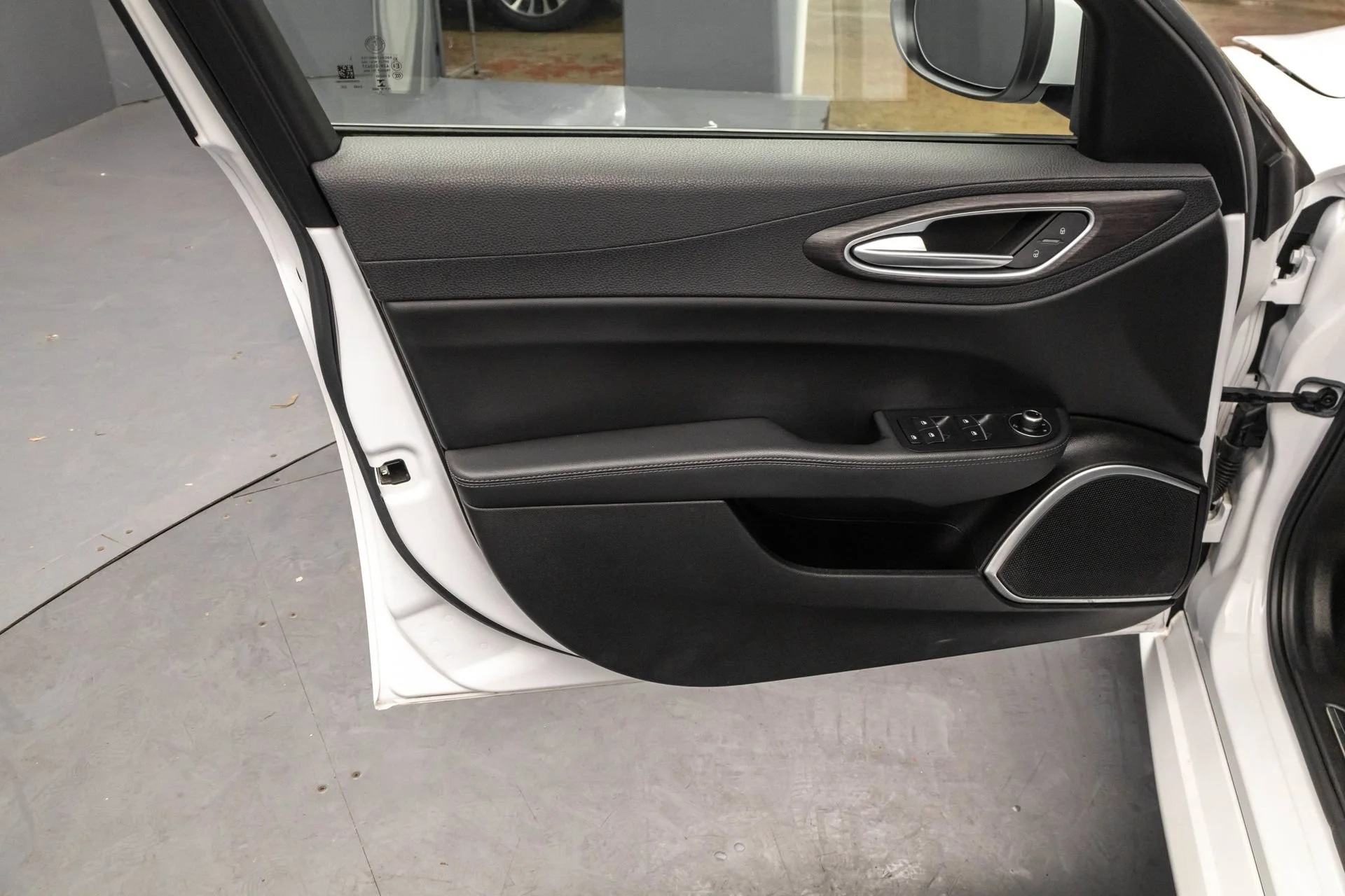 Used 2022 White Alfa Romeo Ti image 29
