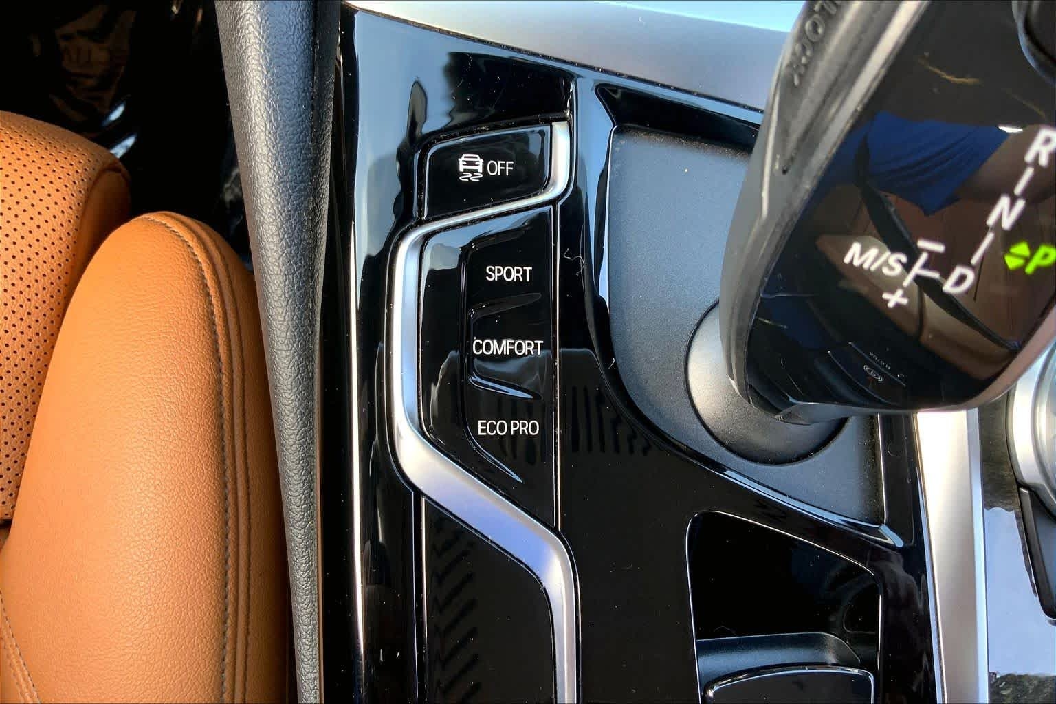 Used 2022 Jet Black BMW 530i xDrive image 33