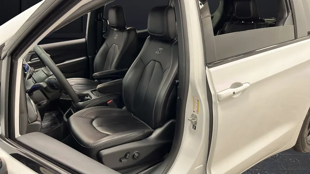 Used 2024 Bright White Clearcoat Chrysler Select S Appearance image 9
