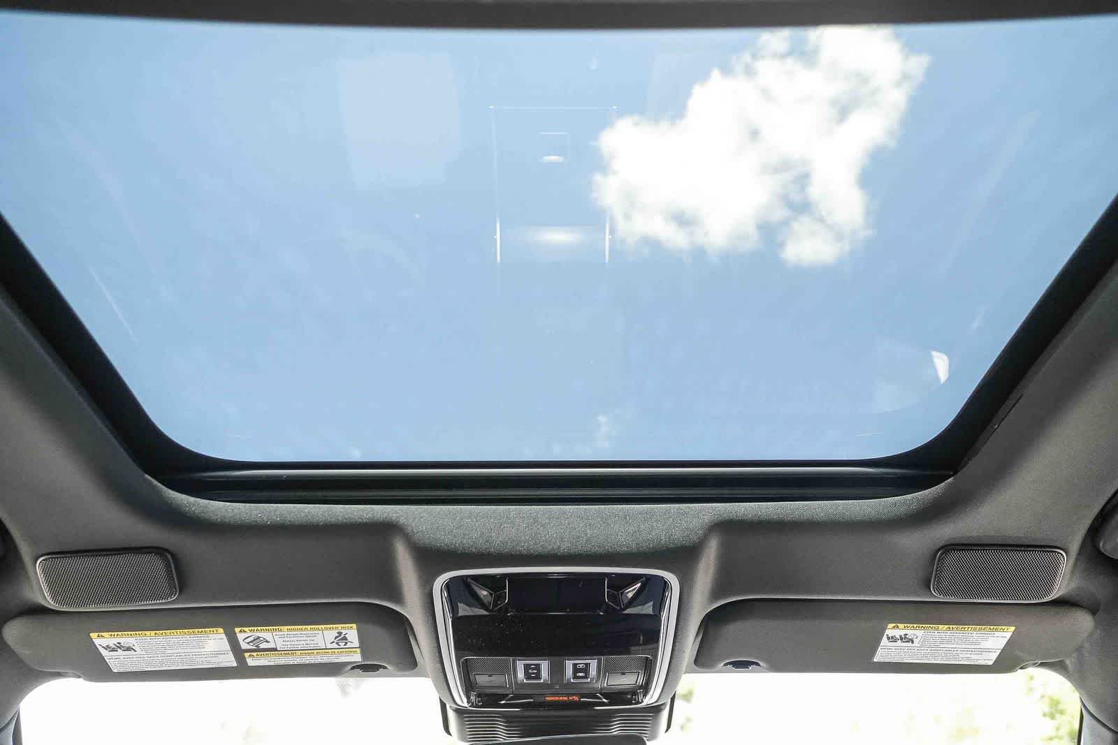 New 2026 Ostuni Pearl White Land Rover Dynamic SE image 15