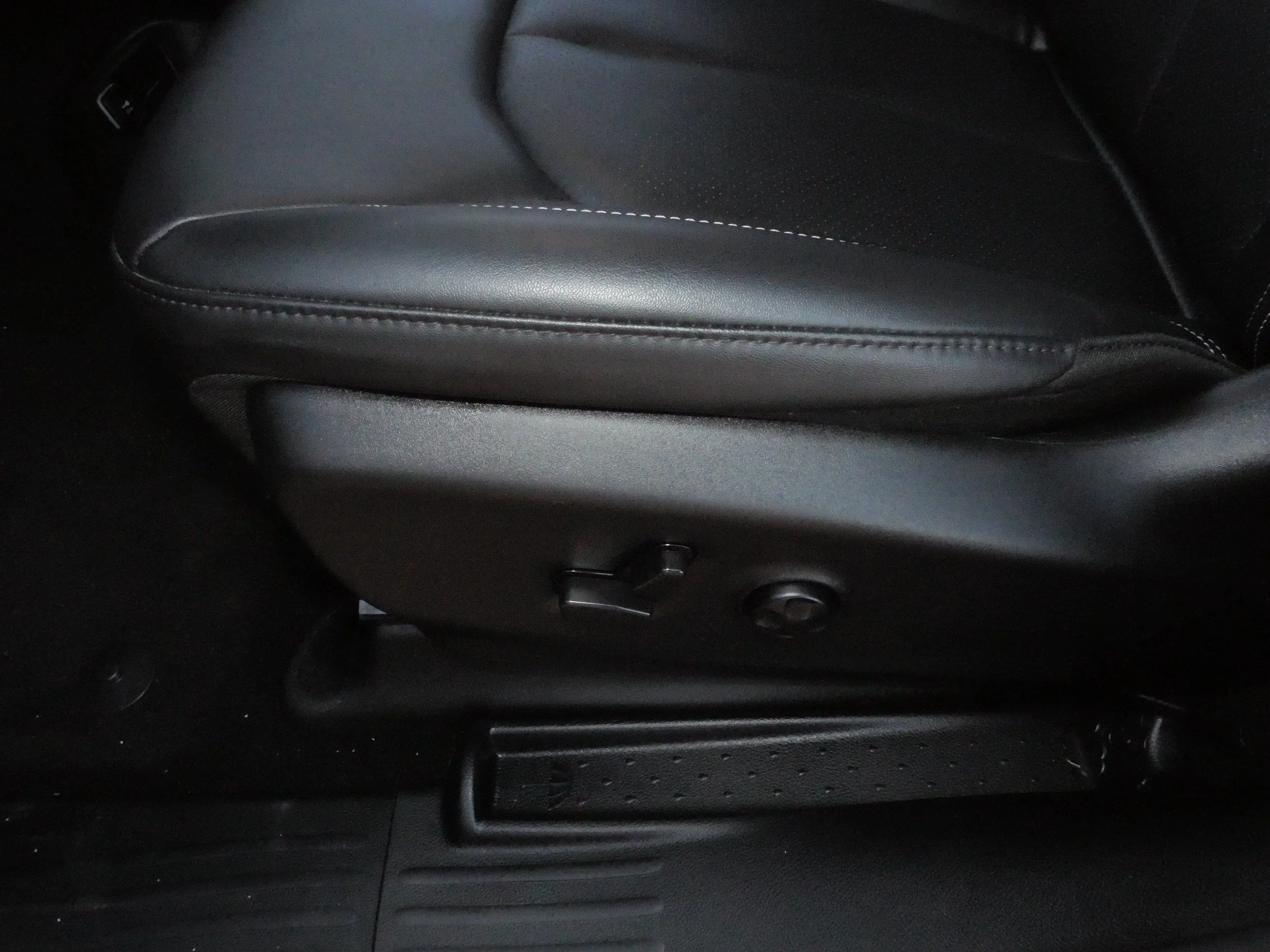 Used 2025 Fathom Blue Pearlcoat Chrysler Select image 22