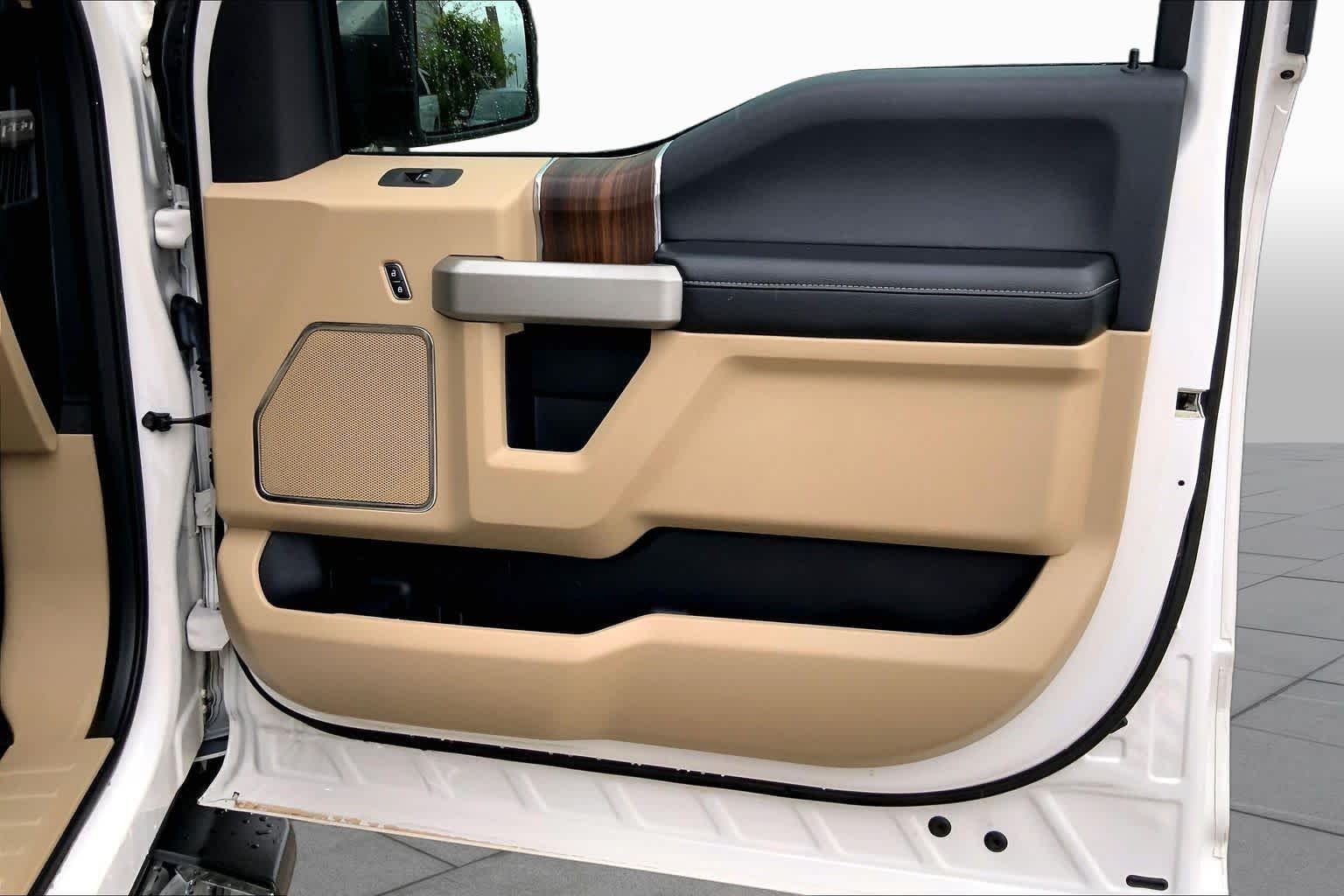 Used 2017 White Platinum Metallic Tri-Coat Ford Lariat image 20